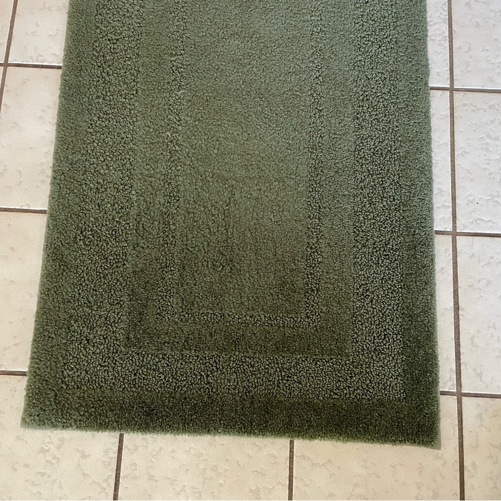 20”x34” Forest Green Racetrack Bathmat / Rug - Picture 4 of 7